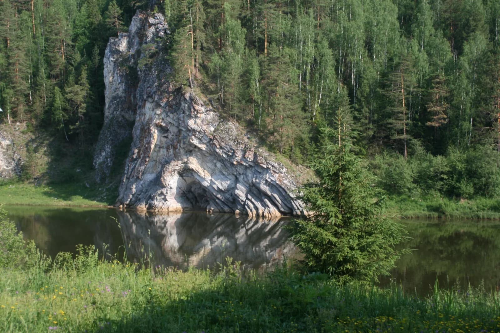 Камень Печка на Чусовой — скала с пещерой-печью у самой воды и отражением